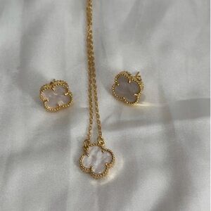 Elegant Gold and White Clover Jewelry Set